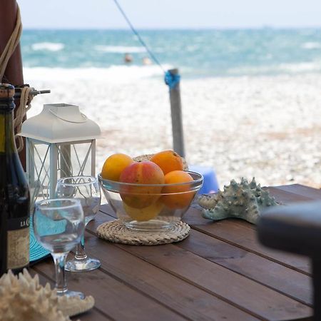 Aquarian Beachfront Apartment Lárnaka Kültér fotó