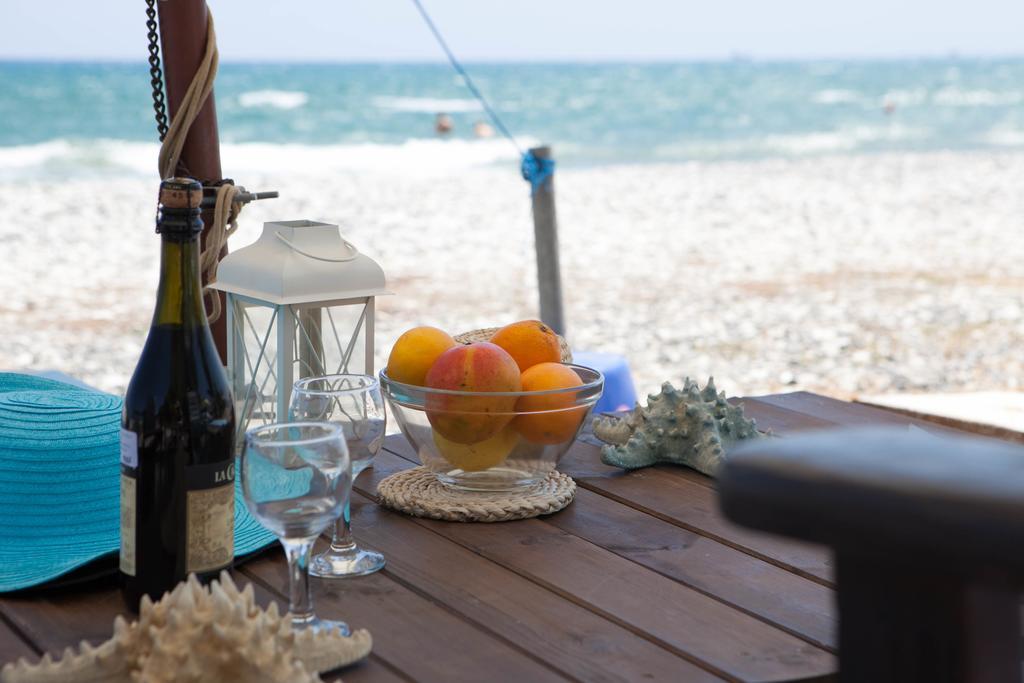 Aquarian Beachfront Apartment Lárnaka Kültér fotó